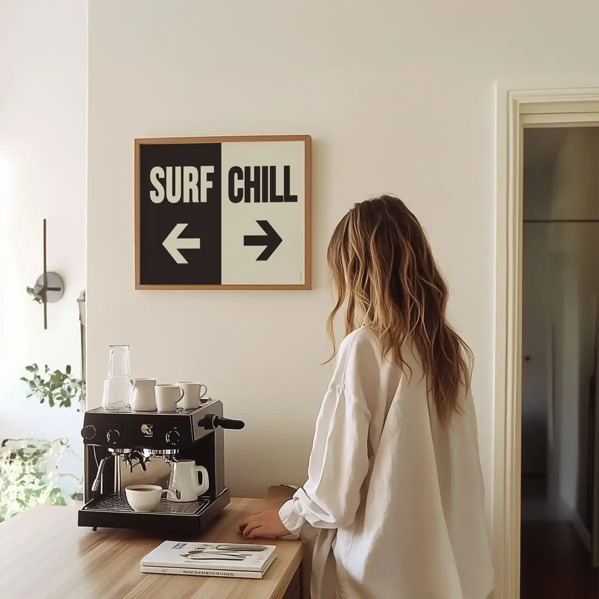 Affiche surf and chill dessinée et imprimée en France par Papier & Co encadrée accrochée au mur d'une cuisine