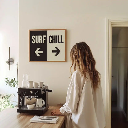 Affiche surf and chill dessinée et imprimée en France par Papier & Co encadrée accrochée au mur d'une cuisine