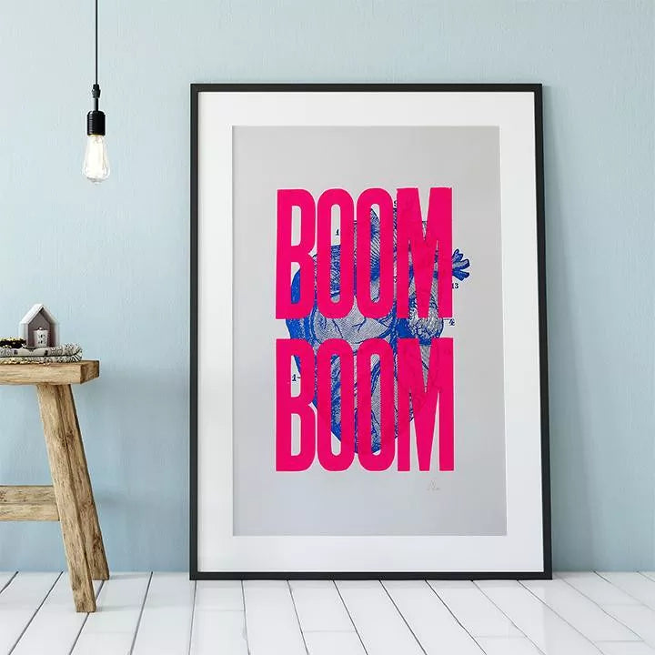 Affiche coeur Boom Boom rose fluo, sérigraphie encadrée représentant un coeur battant avec inscrit Boom Boom par dessus, par Pappus Editions