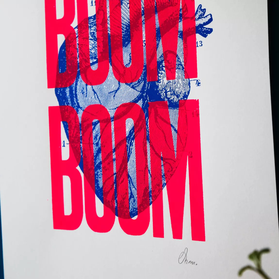 Affiche Boom Boom Pappus Edition représentant un coeur anatomique en bleu Klein avec l'inscription Boom Boom rose fluo.