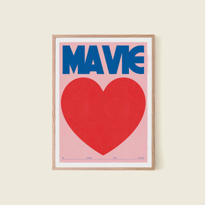 Affiche décorative imprimée en France, "Ma vie" par le graphiste Dear Bill. Encadrement en chêne clair sur un mur blanc.