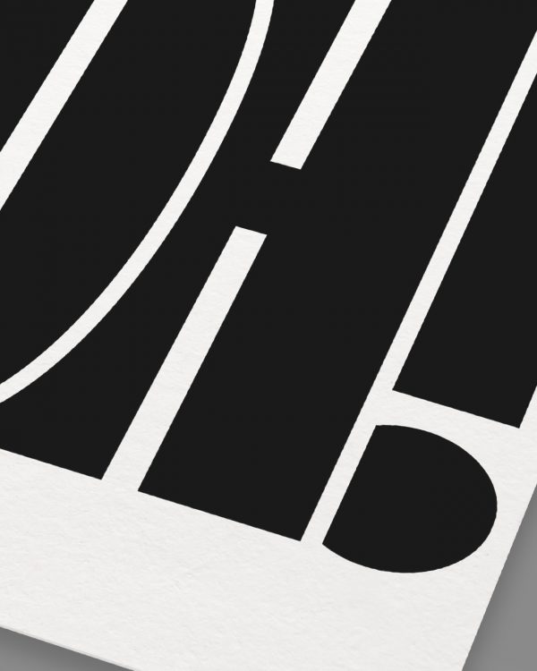 Détail du design de l'affiche décorative Oh de Studio Topo, imprimée sur un papier texturé