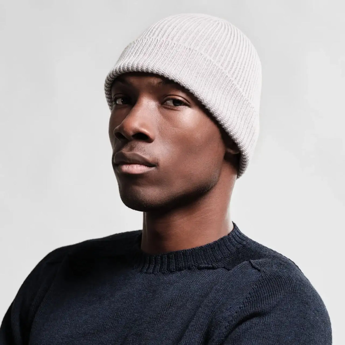 Modèle homme portant un bonnet Ara de chez Nitto de couleur gris clair