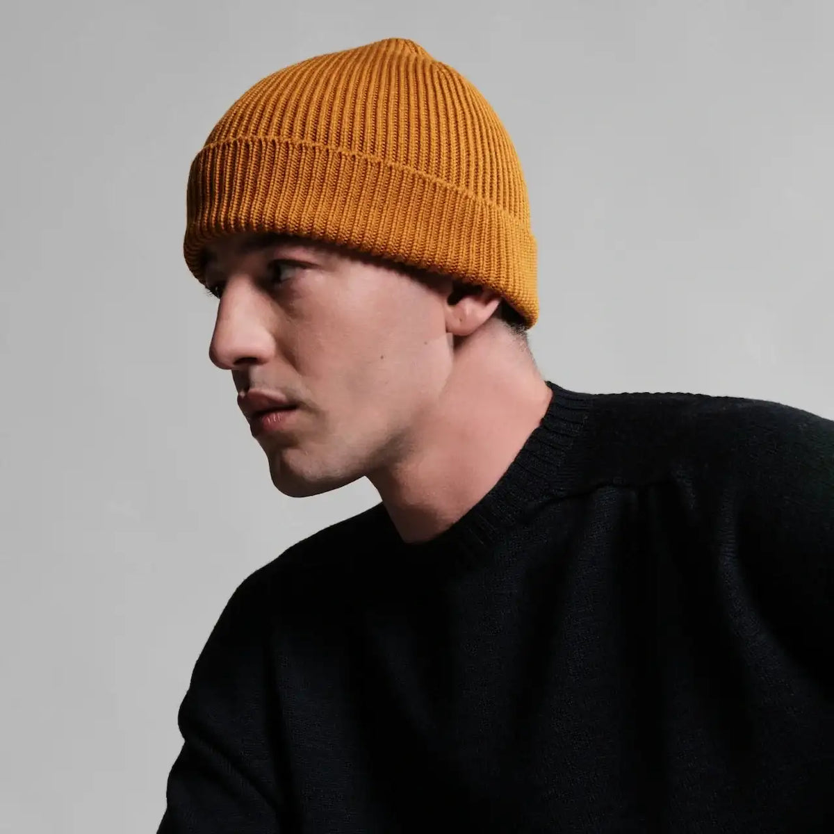 Bonnet en laine mérinos ocre de chez Nitto porté par un mannequin homme