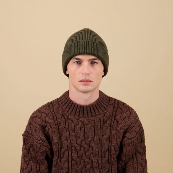 Mannequin portant le bonnet en laine mérinos kaki Aras de chez Nitto