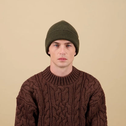 Mannequin portant le bonnet en laine mérinos kaki Aras de chez Nitto