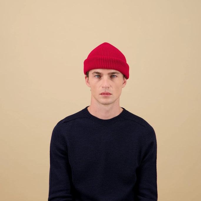Mannequin portant le bonnet en laine mérinos rouge Aras de Nitto