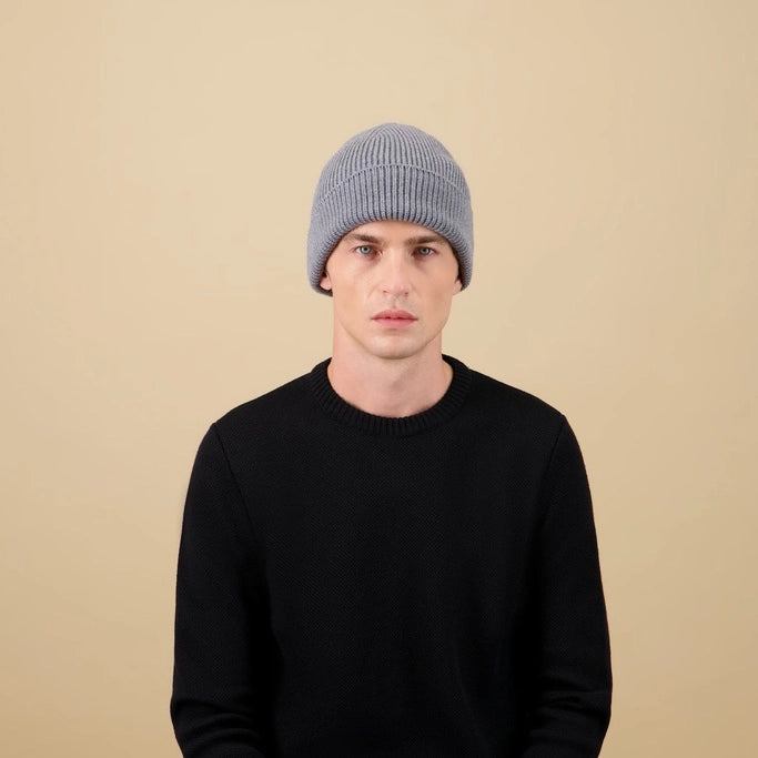 Bonnet en laine gris fabriqué en France, modèle Aras de chez Nitto porté par un mannequin