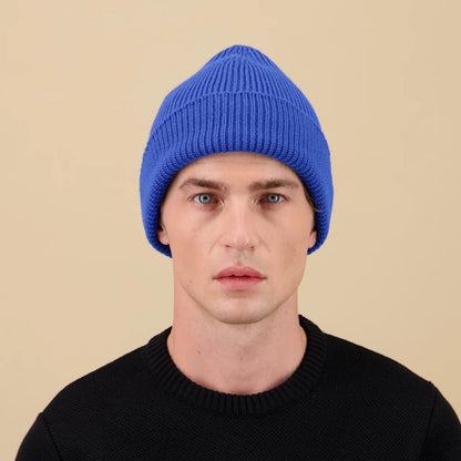 Bonnet en laine mérinos bleu roi modèle Aras de chez Nitto fabriqué en France sur un modèle homme