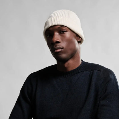 Bonnet en laine écru de chez Nitto porté par un mannequin homme