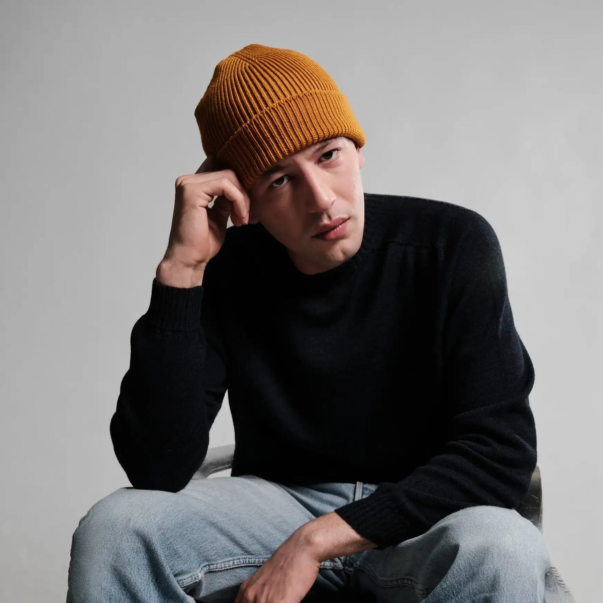 Bonnet en mérinos léger et respirant ocre porté par un mannequin homme