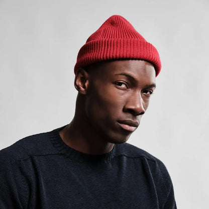 Homme portant un bonnet Ara de chez Nitto de couleur rouge