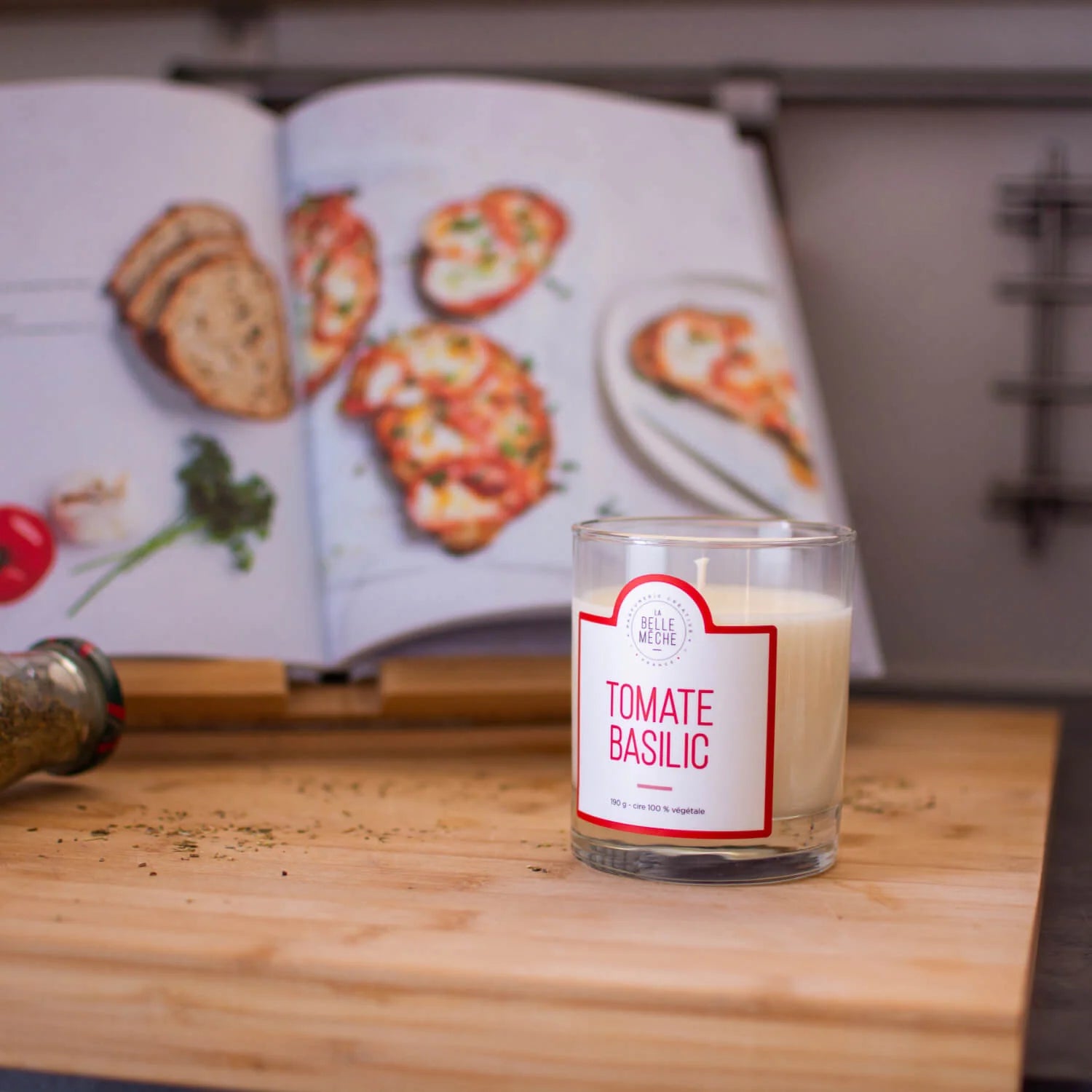 Bougie parfumée Tomate Basilic posée sur le plan de travail d'une cuisine