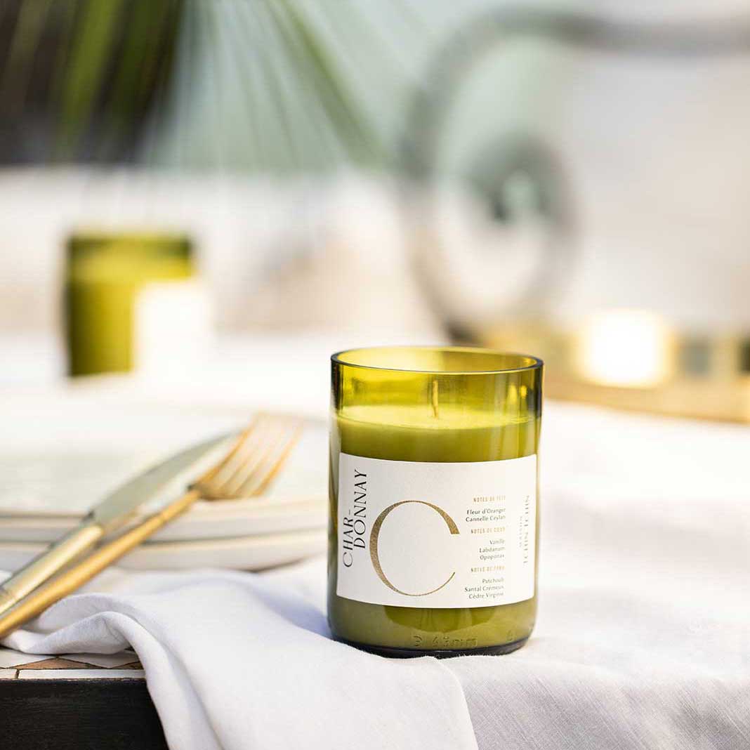 Maison Tchin Tchin bougie parfumée artisanale senteur Chardonnay, coulée dans une bouteille de vin recyclée.