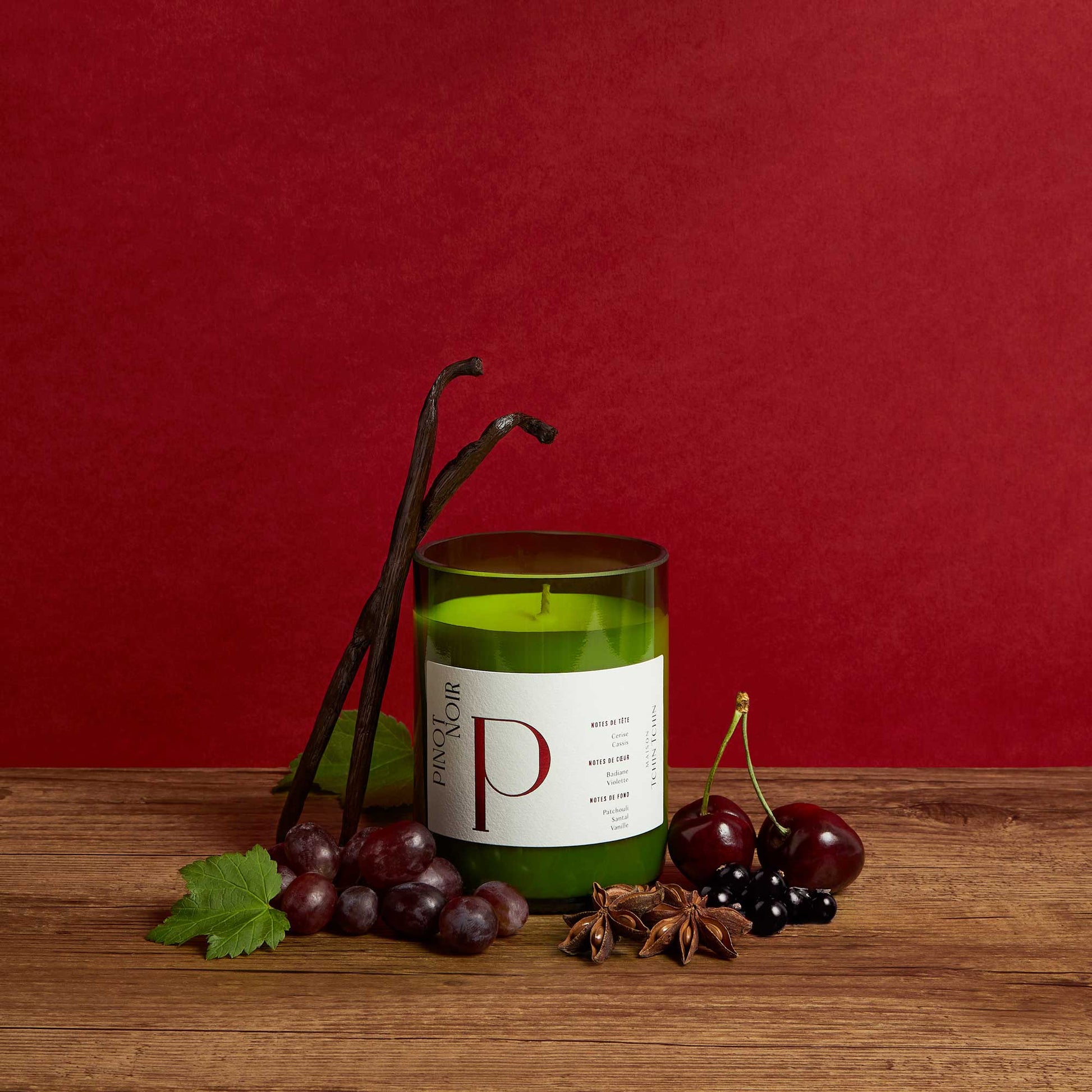 Bougie parfumée senteur pinot noir coulée dans une bouteille de vin recyclée