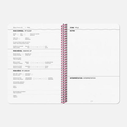 Intérieur du carnet de rêves format A5 de la maison parisienne Papier Tigre, des pages pour noter vos rêves chaque jours