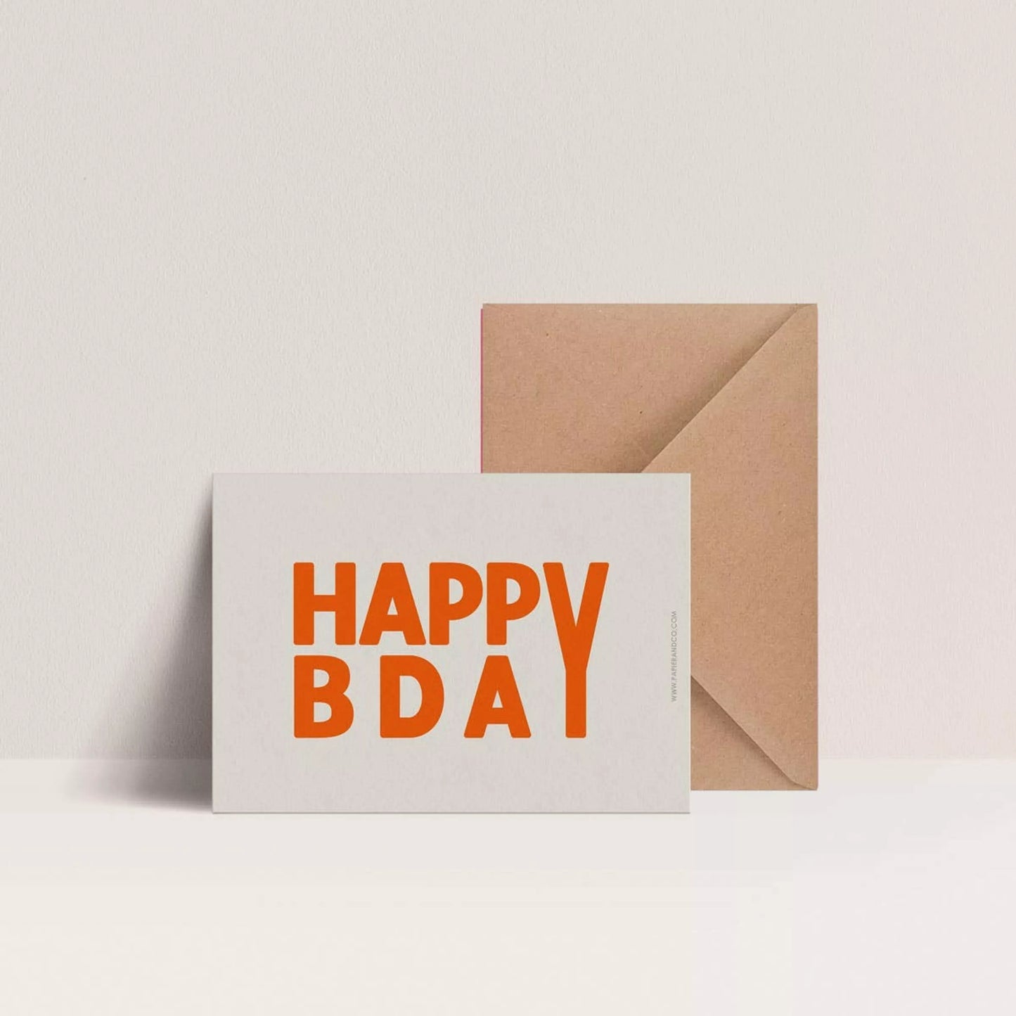 Carte d'anniversaire Papier and Co "Happy BDay" coloré avec son enveloppe en kraft