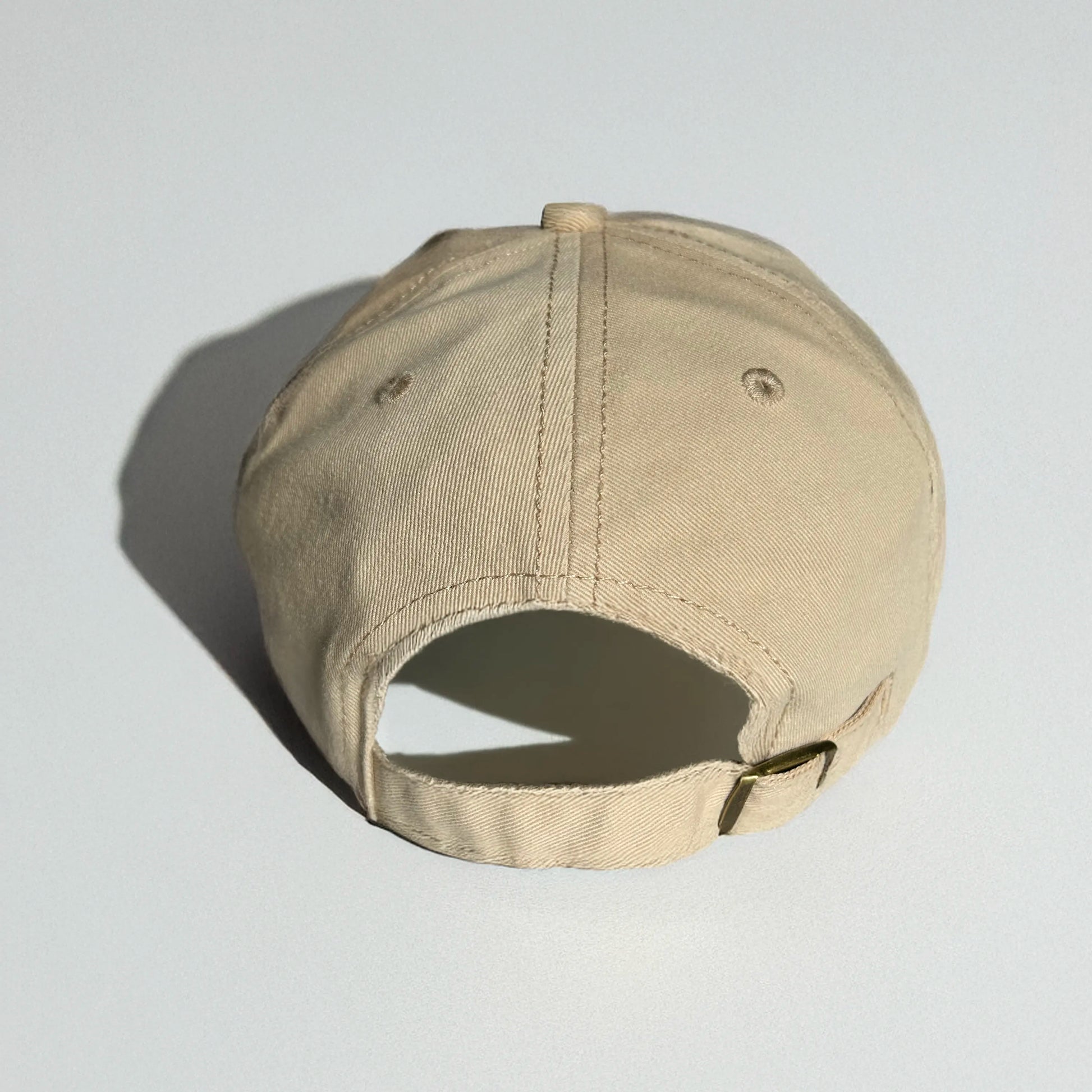 Casquette beige homme brodée peace vue de derrière