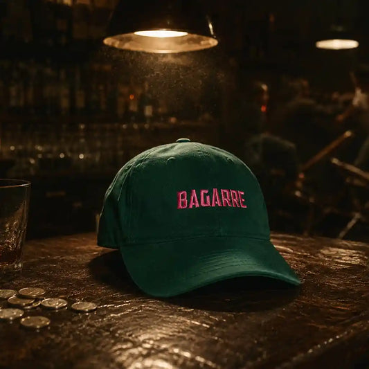 Casquette bagarre verte brodée posée sur le comptoir d'un bar