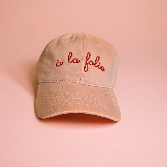Casquette rose pour femme brodée avec un message "à la folie"