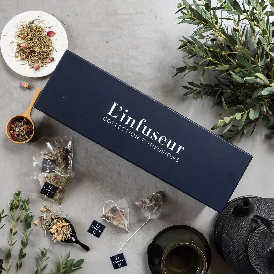 Coffret cadeau d'infusion de chez l'infuseur, fermé, vu du dessus.