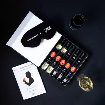L'intérieur du coffret de dégustation de vin à l'aveugle de "Cuvée Privée" feat "Dans le noir?" contenant 5 fioles de vin, un masque et un guide de dégustation