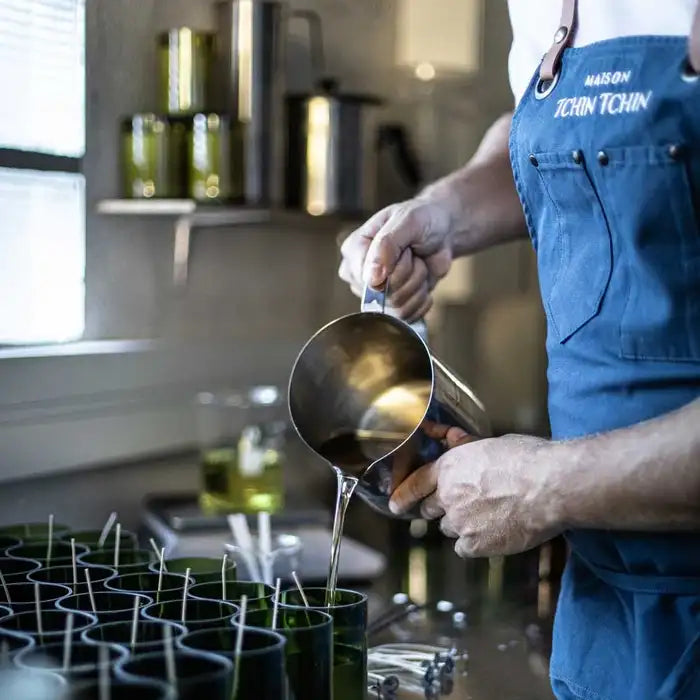Processus de coulage de la cire végétale des bougies parfumées Maison Tchin Tchin
