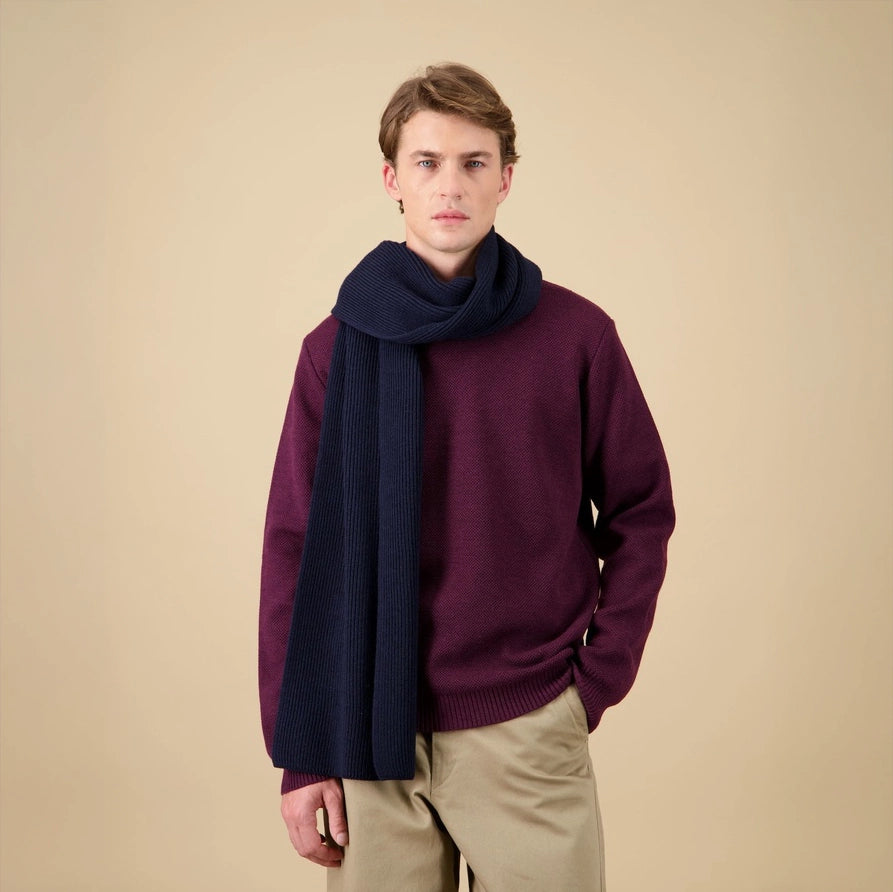 Echarpe en laine mérinos marine Loris par Nitto portée par un mannequin homme