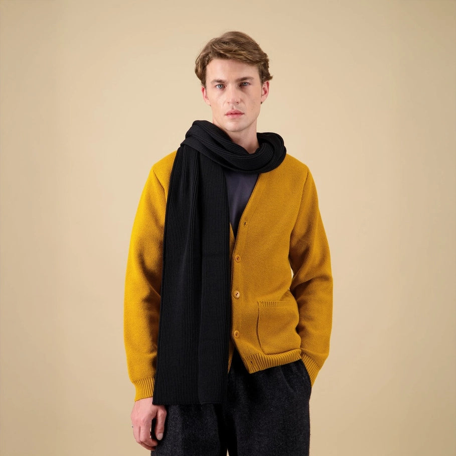 Mannequin portant une écharpe en laine noire Loris de Nitto