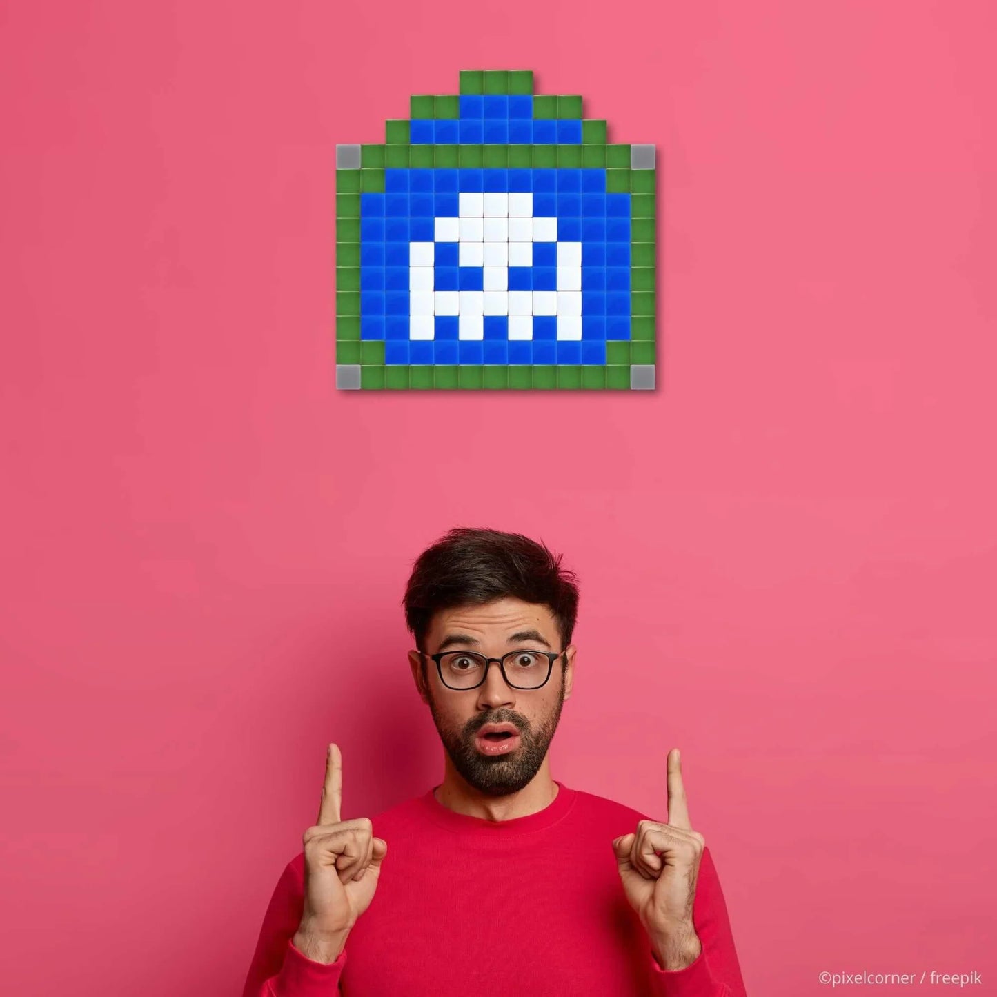 Oeuvre de pixel art "Paris Street" accrochée au mur d'un appartement