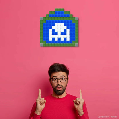 Oeuvre de pixel art "Paris Street" accrochée au mur d'un appartement