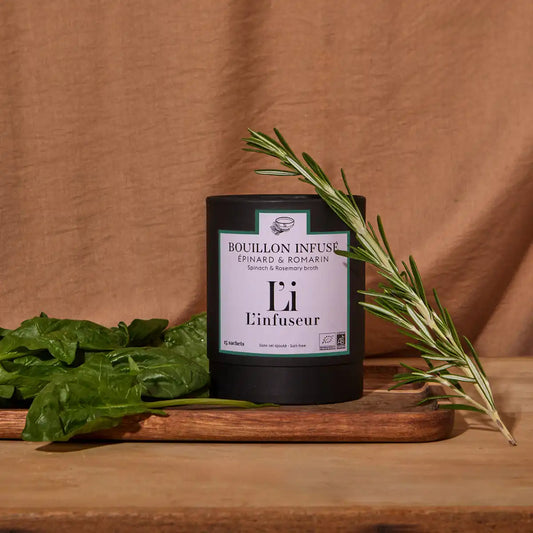 Bouillon épinard romarin de L'Infuseur non salé et non gras posé sur un comptoir de cuisine
