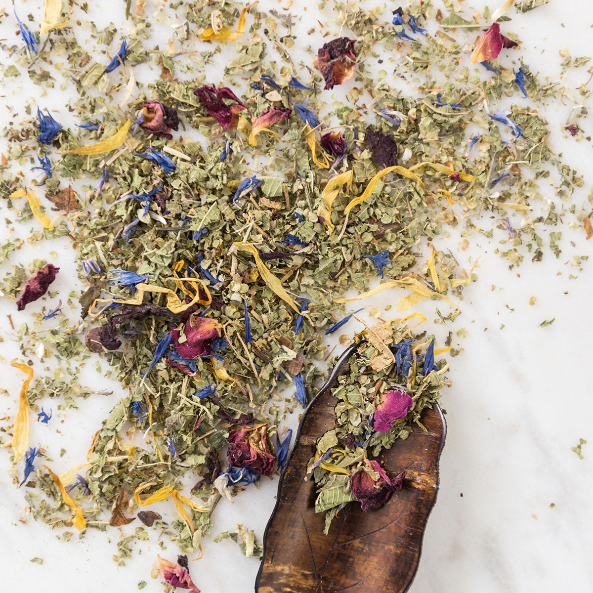 Mélange de verveine, marjolaine et feuilles de roses de L'Infuseur