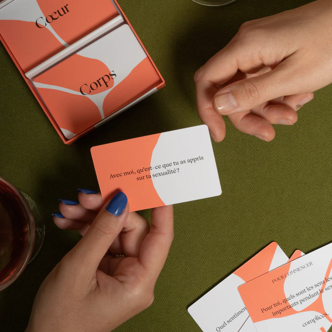Exemple de cartes du jeux A nu, un jeu de cartes pour couple avec 90 questions pour aborder des sujets intimes entre amants