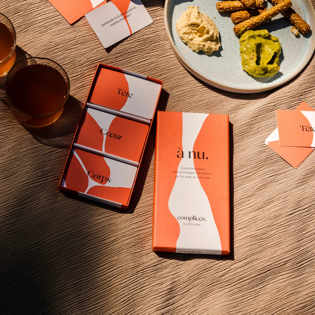 Partie du jeu de carte avec des questions sexe "A nu" pour couple et amants