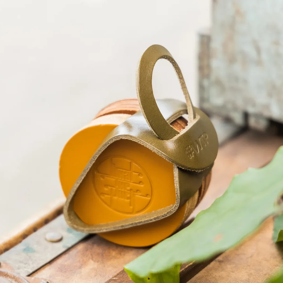 Jeu de palets breton d'intérieur en cuir par La Bouclée "What the puck"