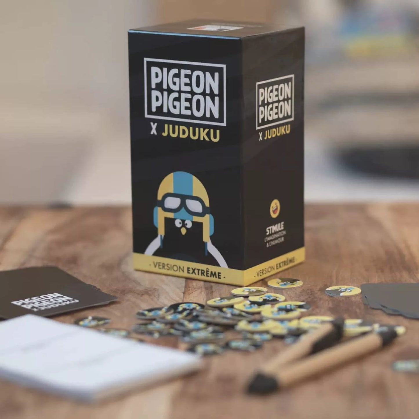 Jeu de carte fabriqué en France Pigeon Pigeon X Juduku posé sur une table