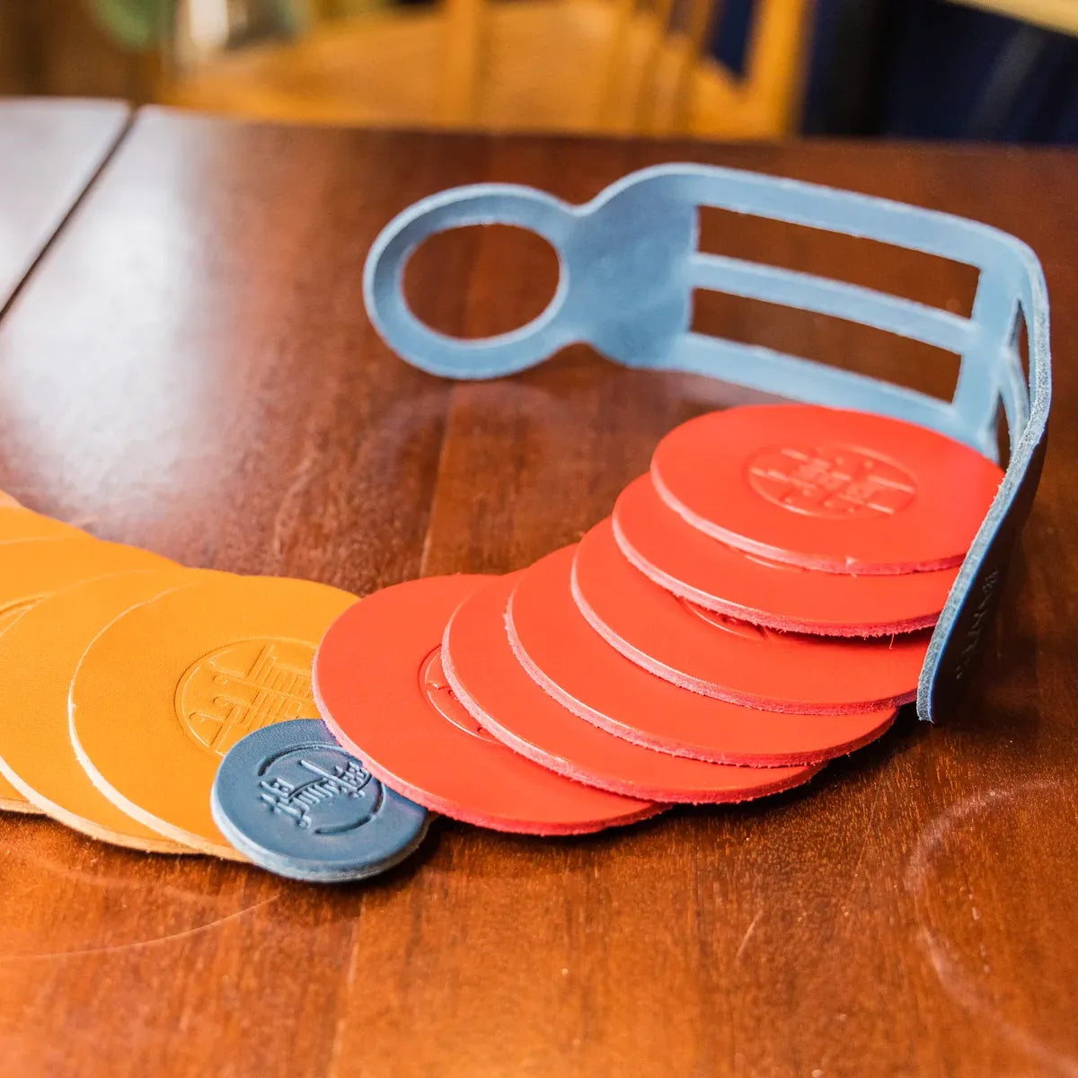 Contenu du set de palets bretons d'intérieur en cuir "what the puck" par La Bouclée