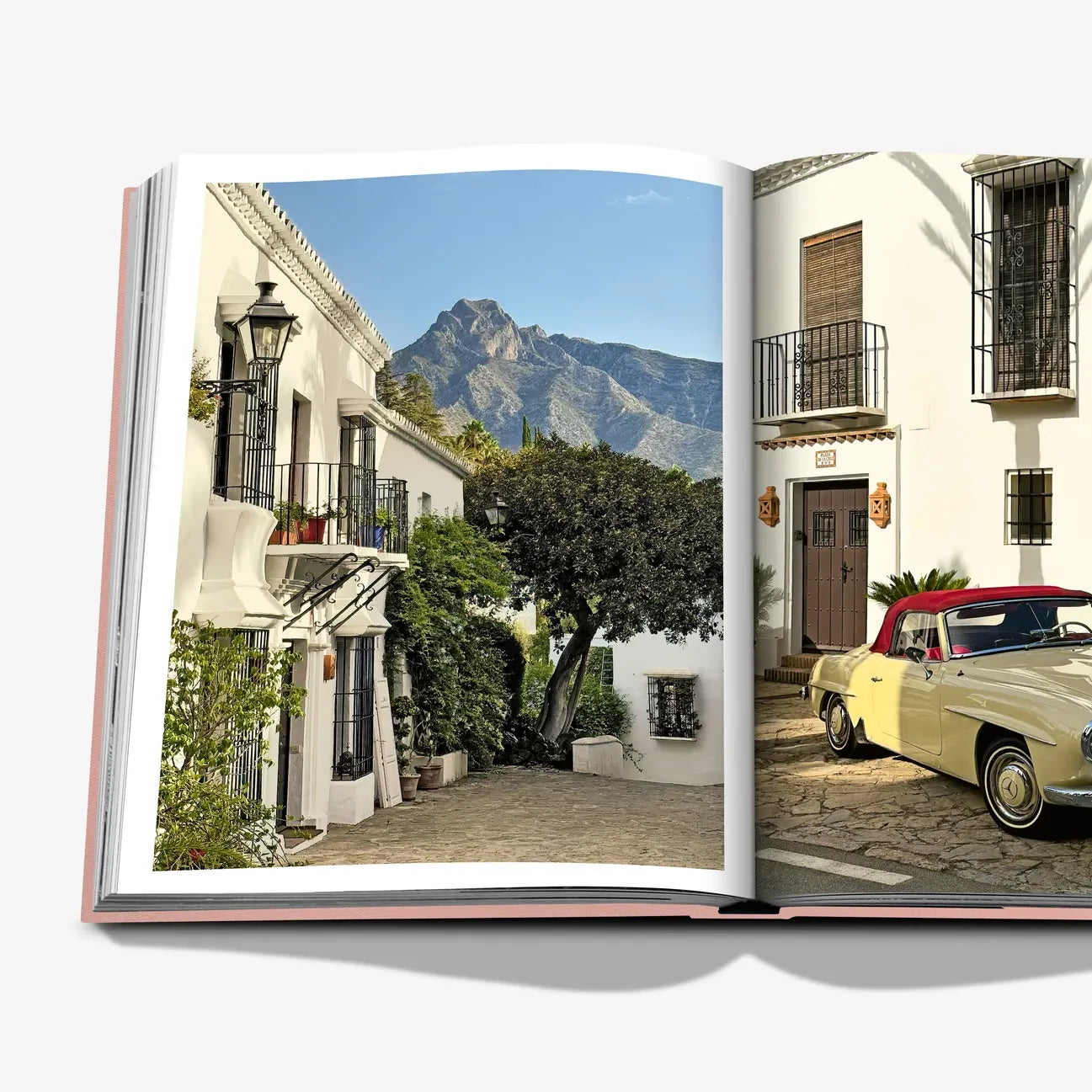 Photographies à l'intérieur du livre Assouline Marbella Sol montrant les montagnes d'Andalousie