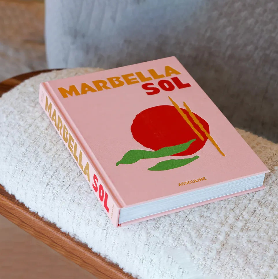 Livre Assouline Marbella Sol posé en décoration d'intérieur sur un canapé