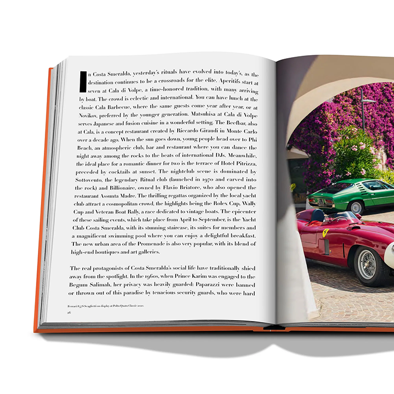 Intérieur du livre Assouline Costa Smeralda avec du texte sur la page de gauche et une photographie de voiture de collection sur la page de droite