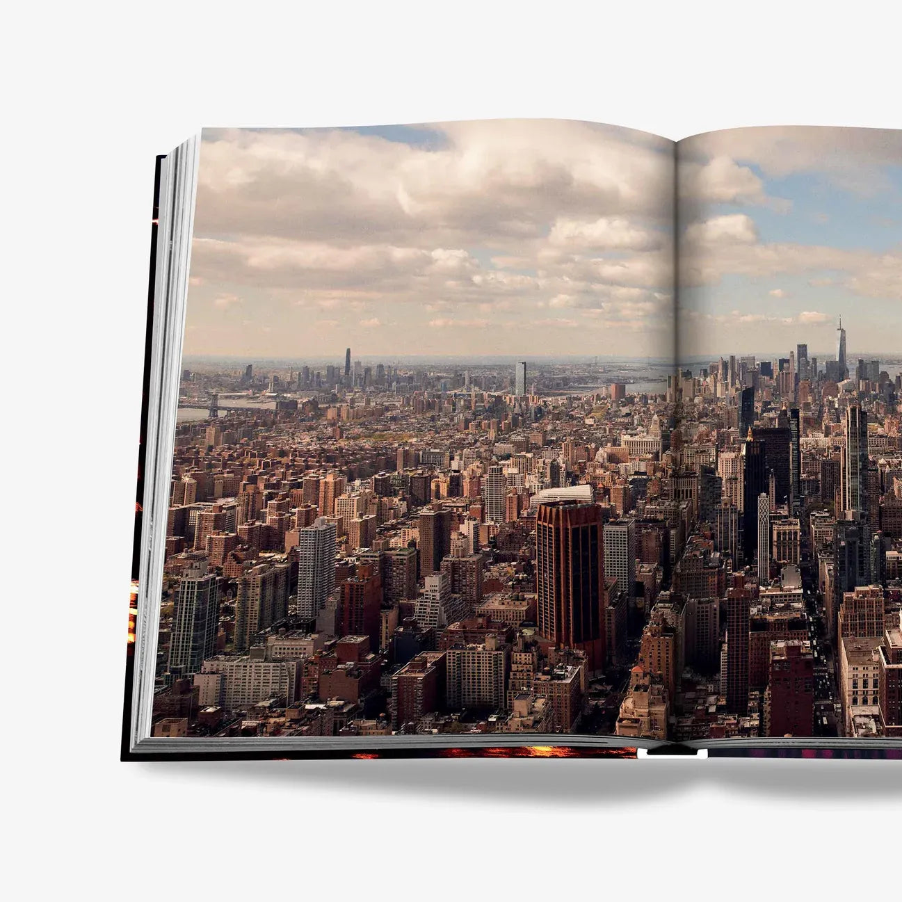 Intérieur du livre Assouline New York chic présentant la skyline new-yorkaise