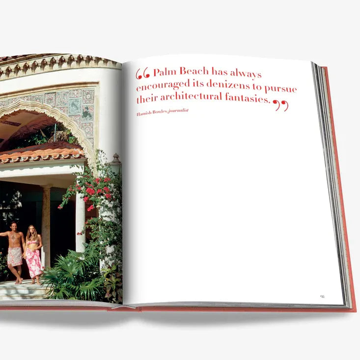 Pages intérieures du livre de photos Palm Beach des éditions Assouline avec une citation au sujet de son architecture extravagante