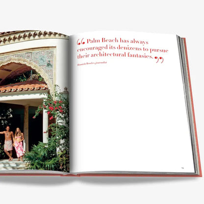 Pages intérieures du livre de photos Palm Beach des éditions Assouline avec une citation au sujet de son architecture extravagante