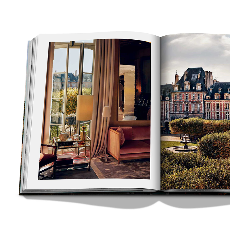 Livre Assouline Paris Chic ouvert sur des photographies de jardins et d'intérieur d'hôtels particuliers 