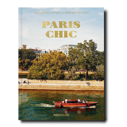Couverture du livre Assouline Paris Chic représentant un bateau naviguant sur la Seine