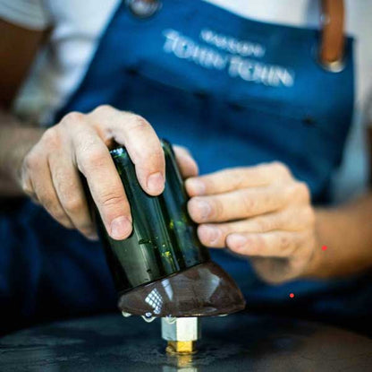 Découpe des bouteilles de vin pour les transformer en flacon pour diffuseur de parfum d'intérieur