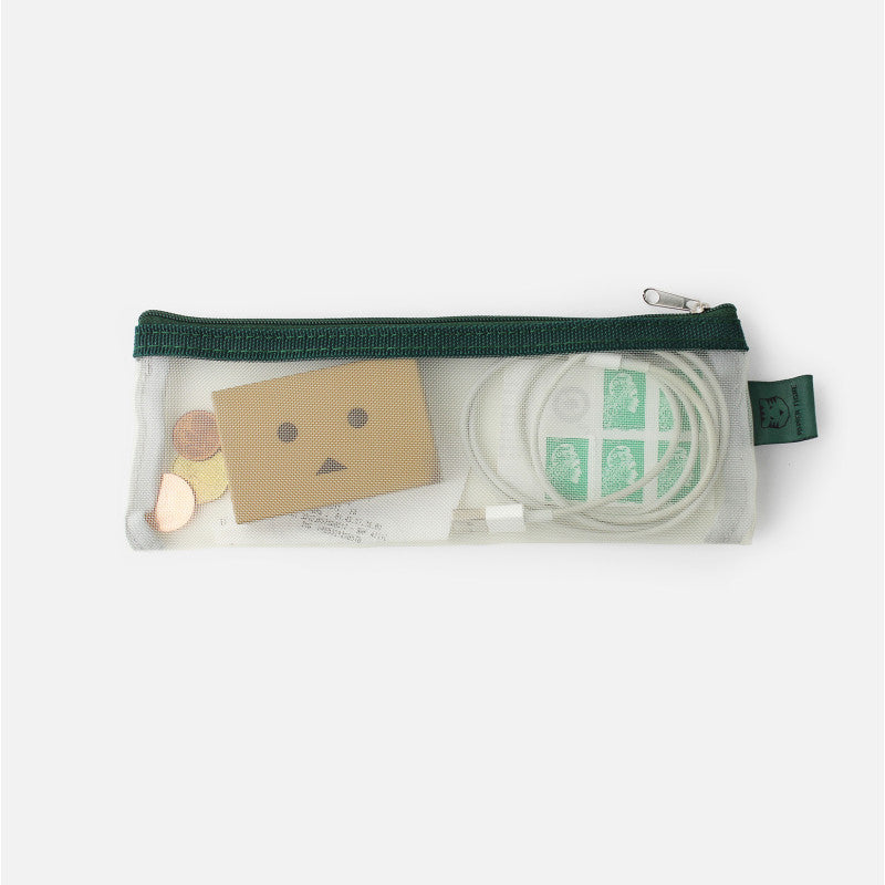 Trousse transparente Papier Tigre contenant un chargeur de téléphone des timbres et des pièces