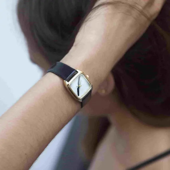 Montres Laps pour femme lady Amherst avec une plume au poignet d'une femme