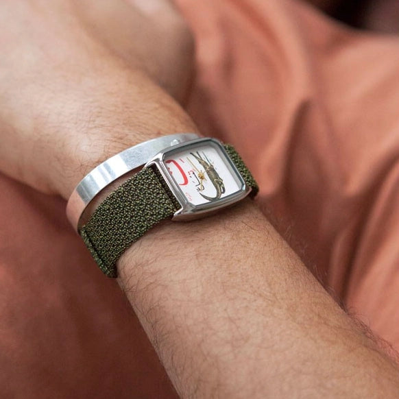 Montre artisanale fabriquée en France modèle Signature Croco de chez Laps portée par un homme